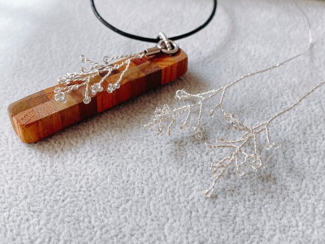 小枝のワイヤーアクセサリー