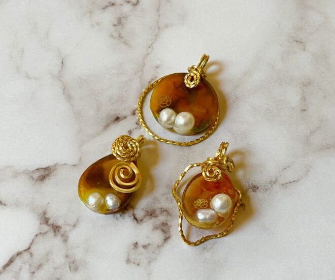 べっ甲風レジンと天然パールのペンダントトップ