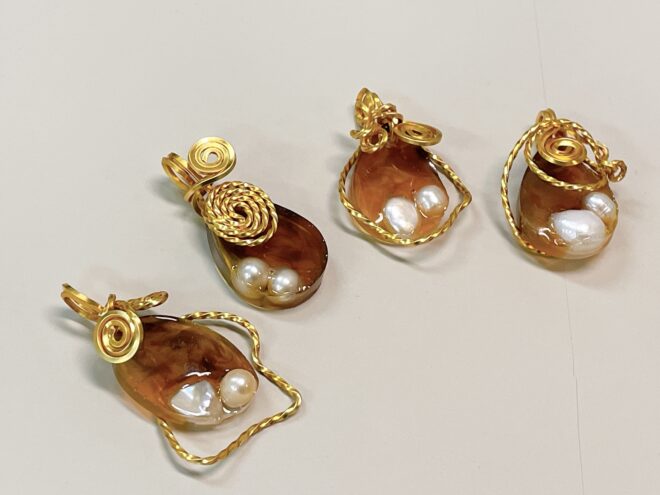 べっ甲風レジンとパールのペンダントトップ